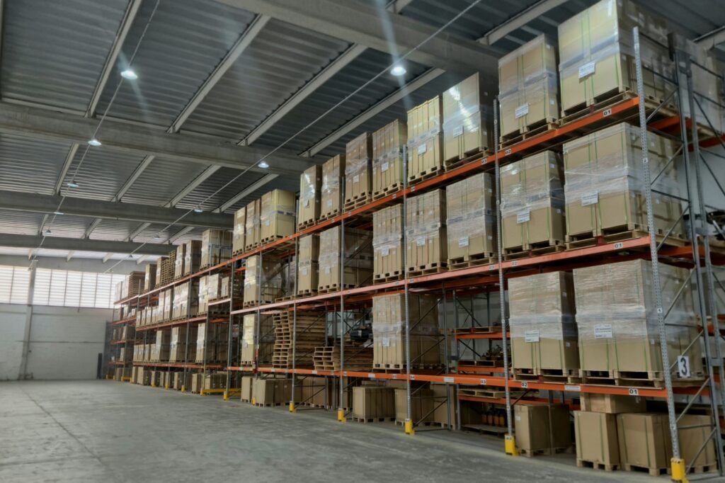 estoque de no-breaks em galpão com caixas fechadas e preparadas para envio, além de no-break para que serve