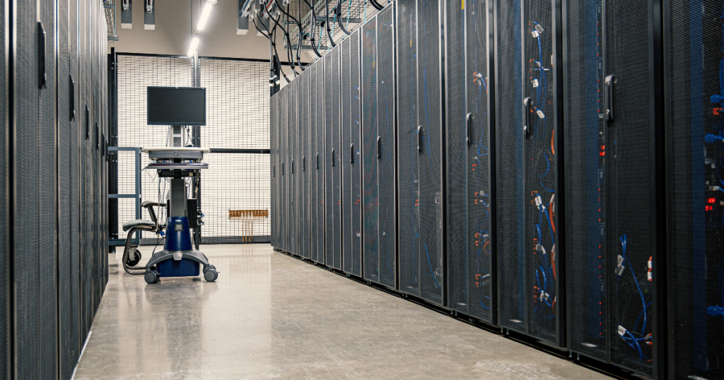 Data center com servidores em operação protegidos por sistema de no-break dupla conversão para garantir energia ininterrupta e continuidade operacional.