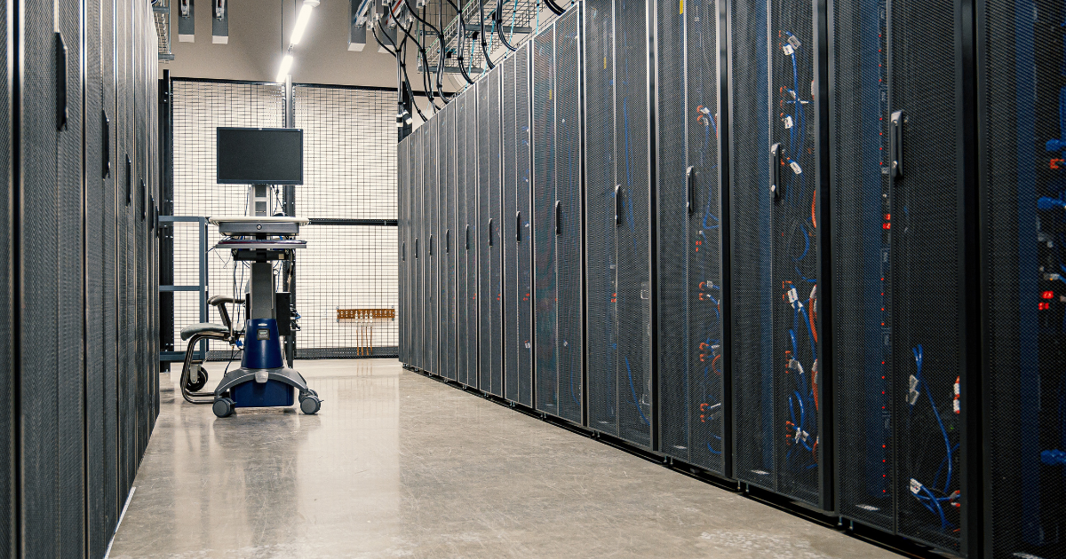 Data center com servidores em operação protegidos por sistema de no-break dupla conversão para garantir energia ininterrupta e continuidade operacional.