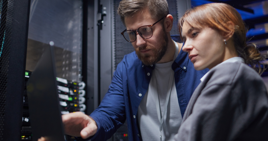 no-break manutenção com duas pessoas realizando inspeção e ajustes no equipamento