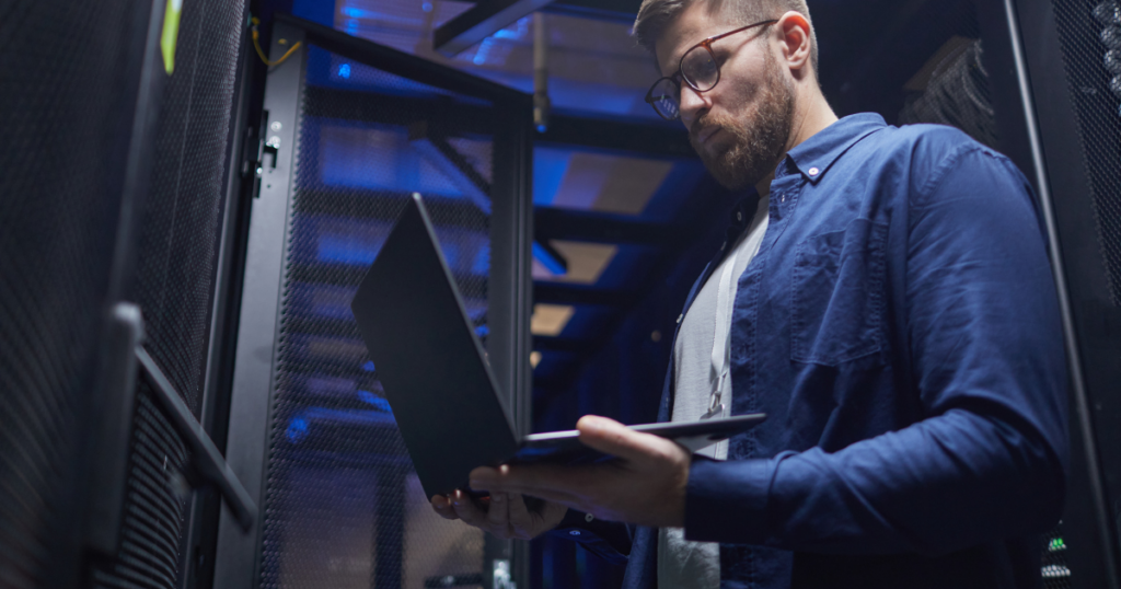 no-break manutenção realizada por um homem em equipamento de energia 