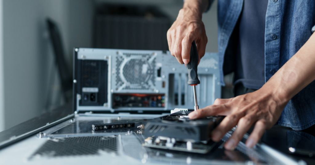 no-break manutenção com mãos realizando ajustes e verificações no equipamento 