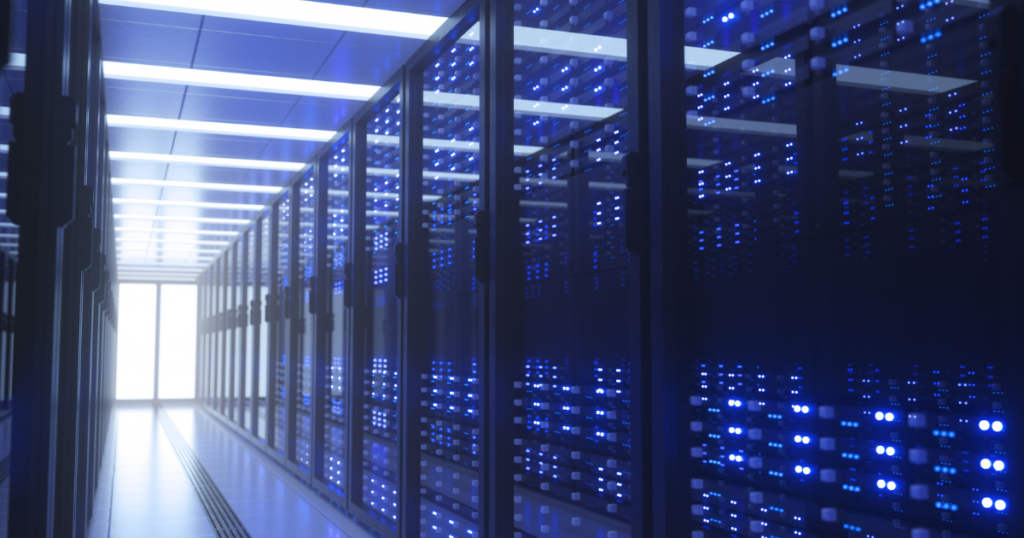 data center com servidores e infraestrutura de tecnologia para armazenamento e processamento de dados.