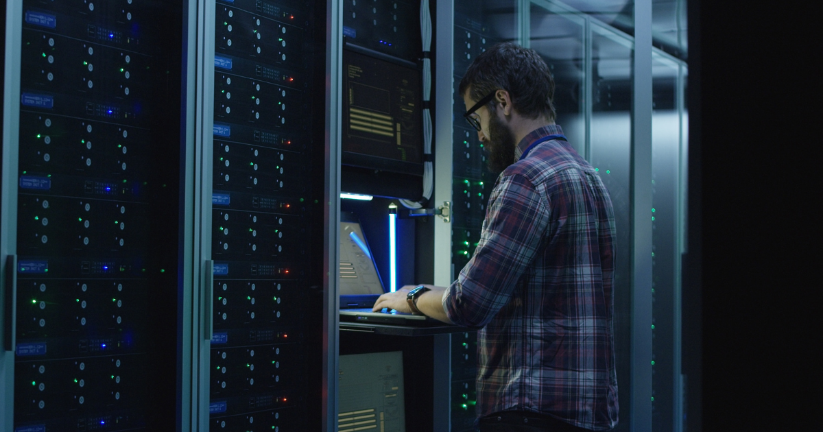 técnico monitorando a infraestrutura de um data center para garantir forma de onda senoidal e a continuidade operacional dos servidores