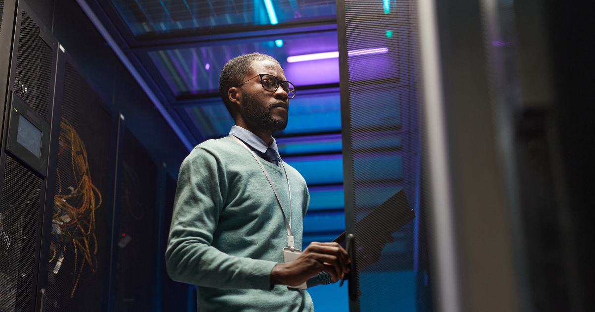 profissional em servidor data center