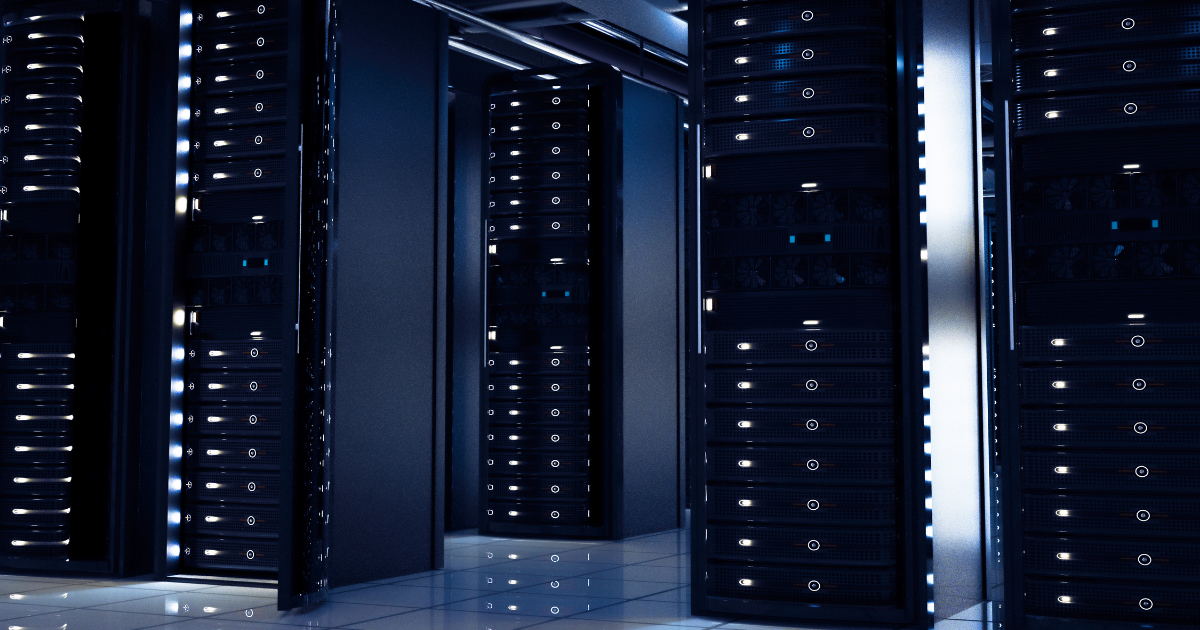 nobreak ups em data center com racks de servidores e infraestrutura de tecnologia.